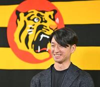 　残留を表明し、笑顔で取材に応じる近本（撮影・西田忠信）