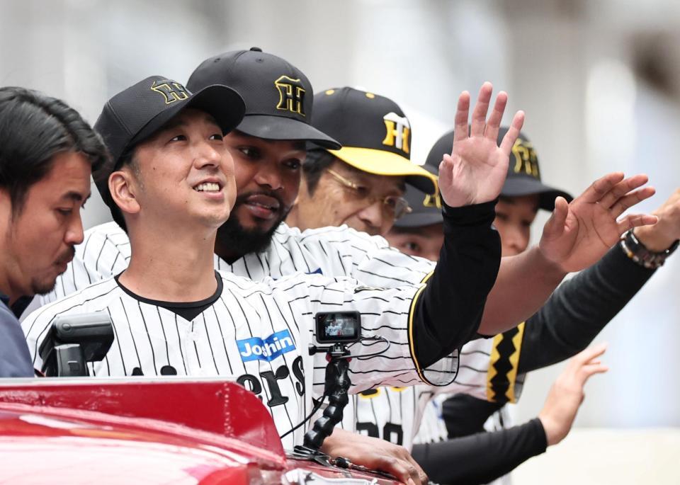 　歓声を浴びながら手を振る藤川監督（撮影・田中太一）
