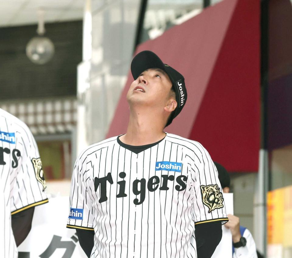 　パレード前に感極まる藤川監督（撮影・北村雅宏）