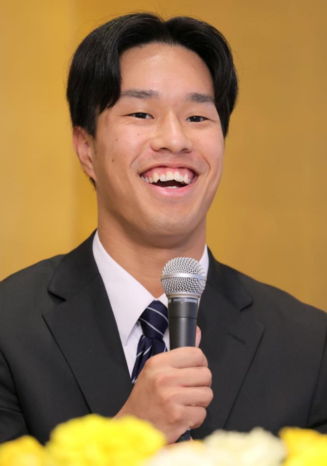 　仮契約交渉を終え、笑顔で会見するドラフト３位指名の岡城快生（撮影・吉澤敬太）