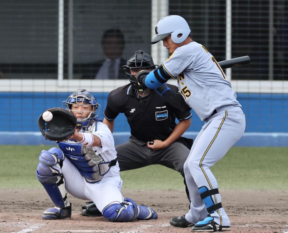 　９回、見逃し三振に倒れる西純（撮影・田中太一）