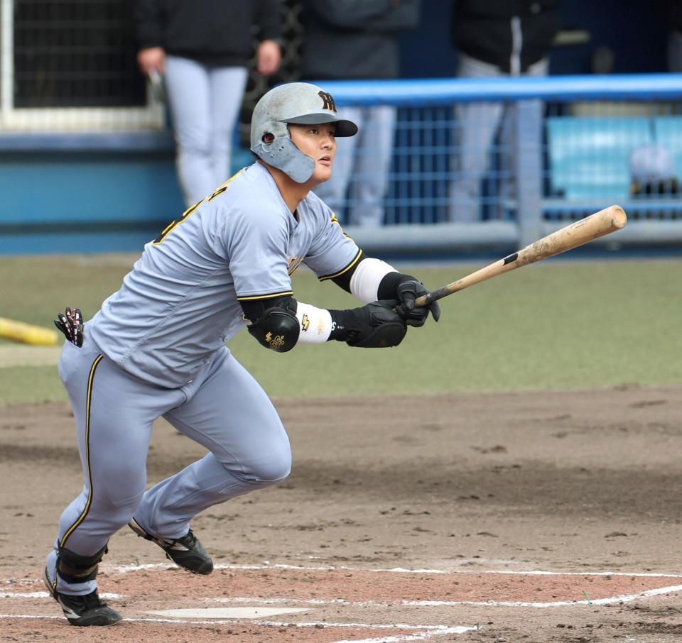 　２回、右前打を放つ前川（撮影・北村雅宏）
