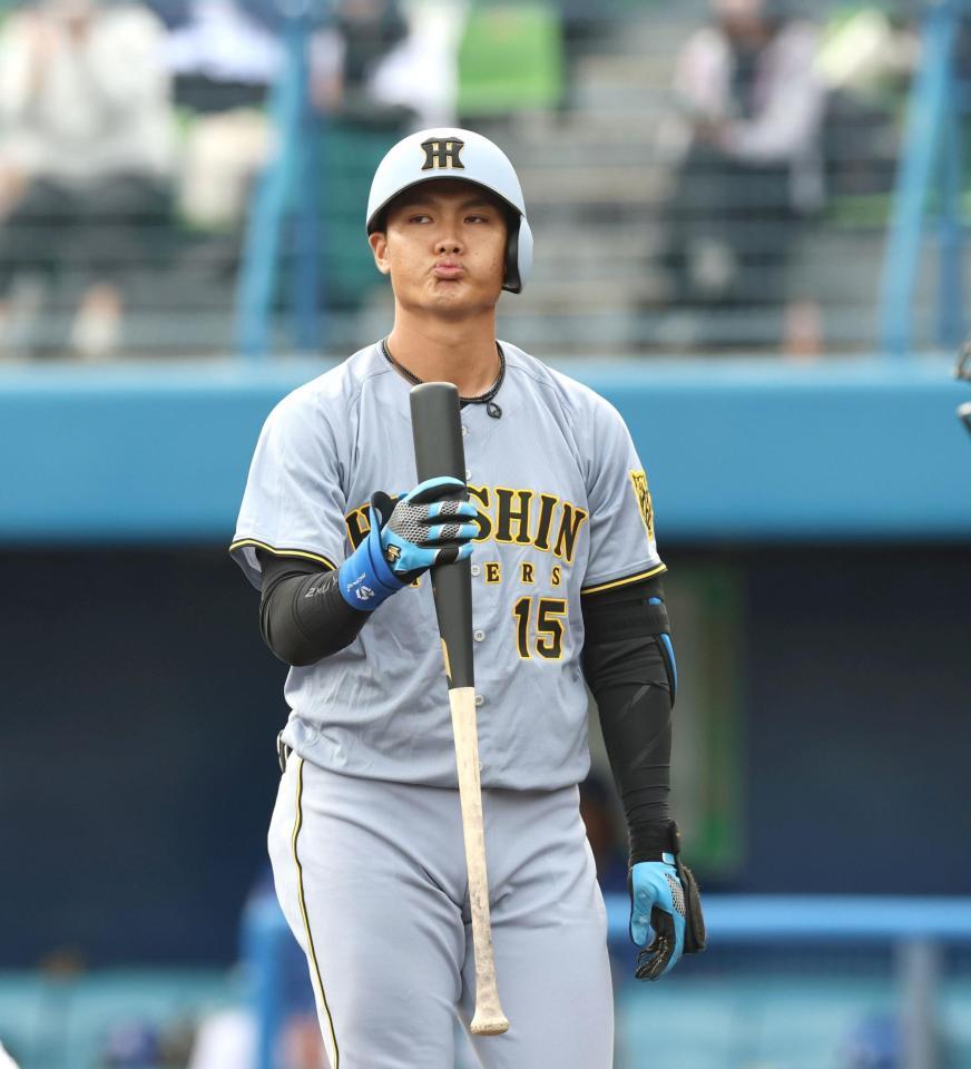 　９回、空振り三振に倒れベンチに戻る西純（撮影・北村雅宏）