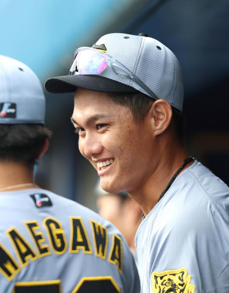　９回、ベンチで前川と談笑する西純（撮影・北村雅宏）