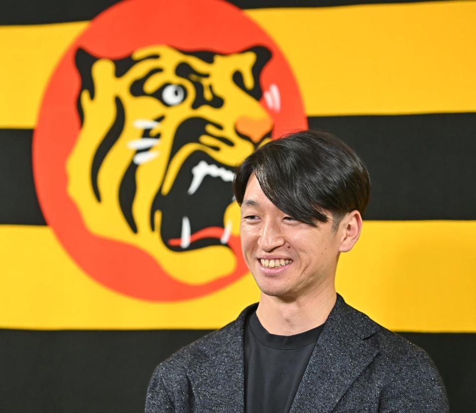 　残留を表明し、笑顔で取材に応じる近本（撮影・西田忠信）
