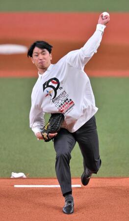 阪神・近本が始球式 残留発表から一夜明けスタンドからは「ありがとう」の声も