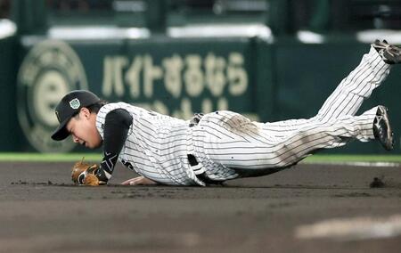 　栗原の打球を飛びついて好捕する大山＝１０月