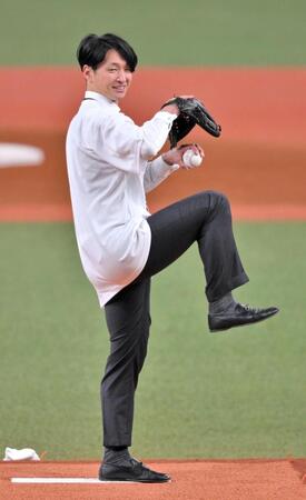 　始球式を務める近本