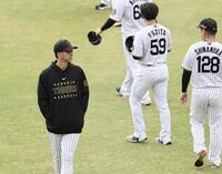 　練習を見る藤川監督（撮影・田中太一）