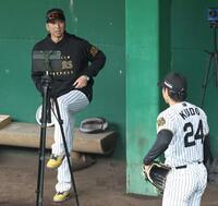 　ブルペンで工藤に投球のアドバイスをする藤川監督（左）＝撮影・北村雅宏