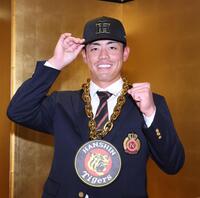 　仮契約を終え笑顔のドラフト２位指名の日大・谷端将伍（撮影・金田祐二）
