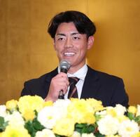 　仮契約を終え笑顔のドラフト２位指名の日大・谷端将伍（撮影・金田祐二）