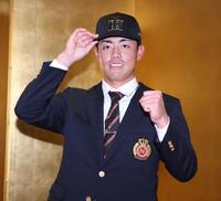 　仮契約を終え笑顔のドラフト２位指名の日大・谷端将伍（撮影・金田祐二）