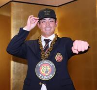 　仮契約を終え笑顔のドラフト２位指名の日大・谷端将伍（撮影・金田祐二）