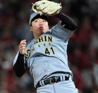 　小園の打球を好捕する村上＝５月