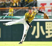 　増田珠の飛球を本塁へ送球する森下＝７月