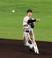 　嶺井の打球を好捕し送球する中野＝６月