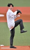　始球式を務める近本