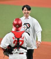 　始球式を終え笑顔を見せる近本