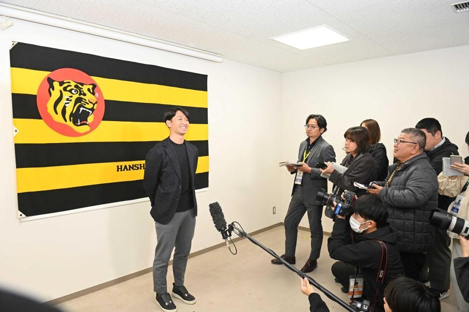 　残留を表明し、笑顔で取材に応じる近本（撮影・西田忠信）