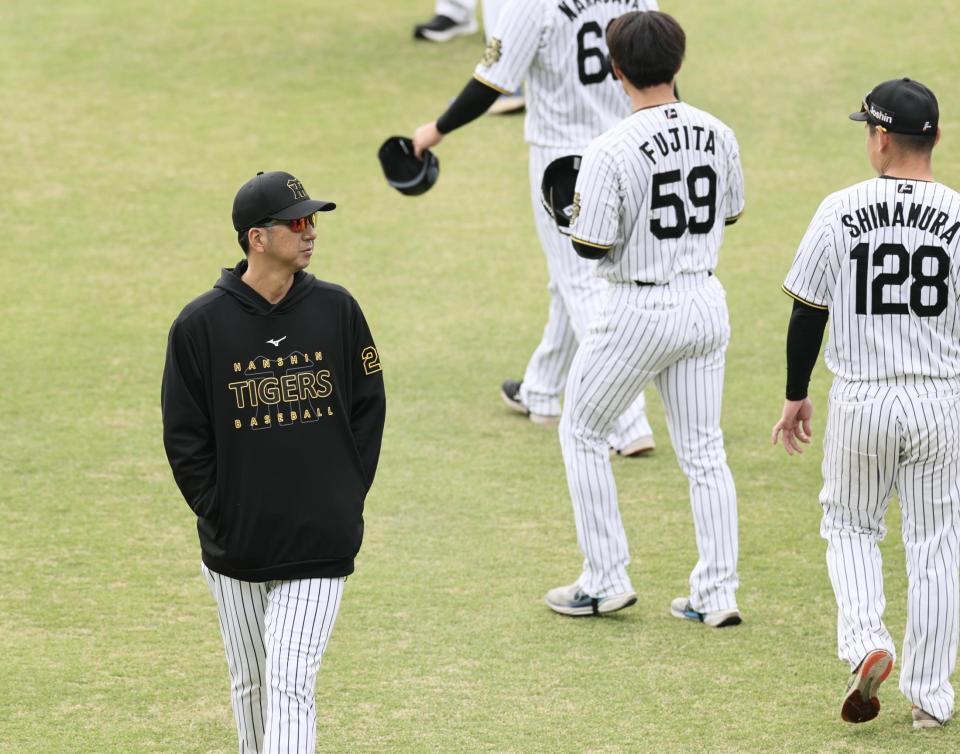　練習を見る藤川監督（撮影・田中太一）
