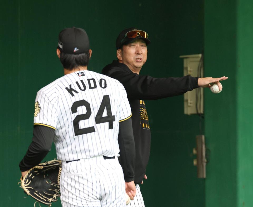 　ブルペンで工藤に投球のアドバイスをする藤川監督（右）＝撮影・北村雅宏