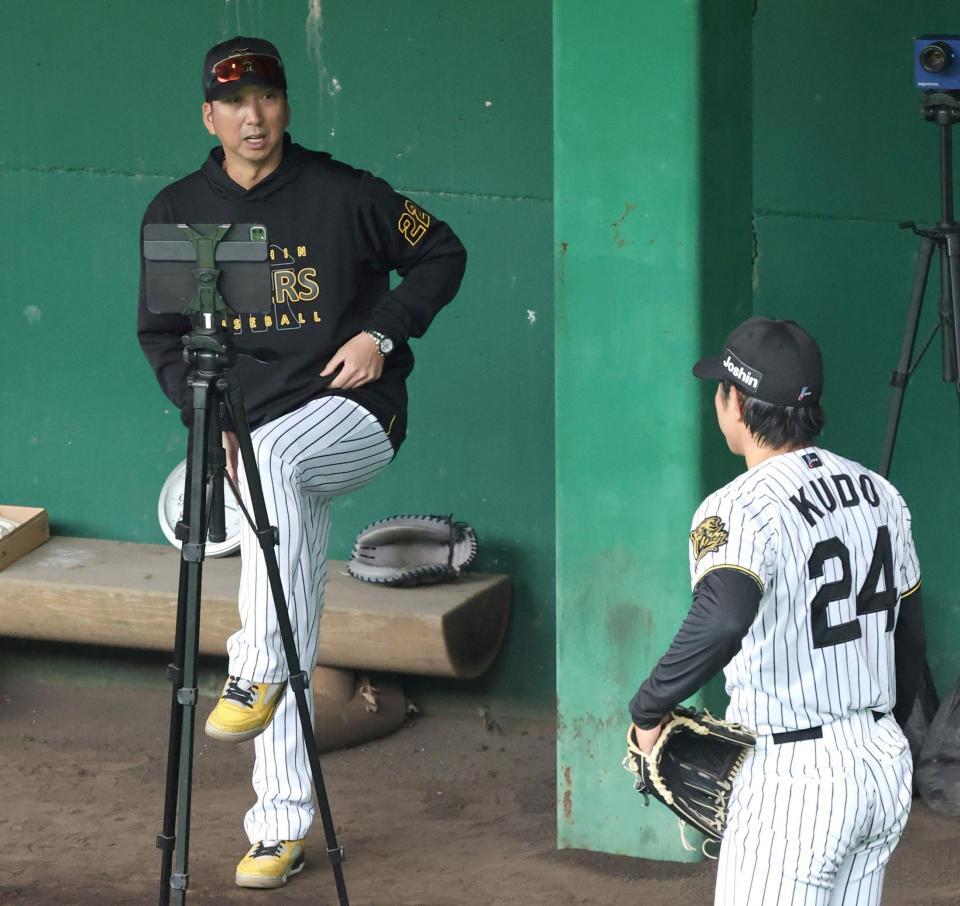 　ブルペンで工藤に投球のアドバイスをする藤川監督（左）＝撮影・北村雅宏