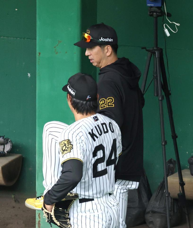 　ブルペンで工藤に投球のアドバイスをする藤川監督（右）＝撮影・北村雅宏