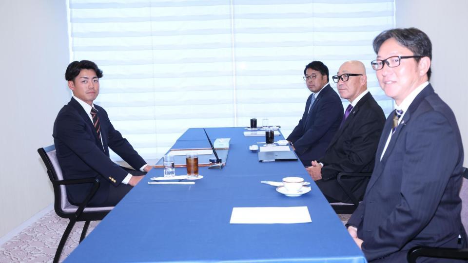 　（右手前から）吉野スカウト、畑山統括スカウト、東編成ディレクターと仮契約交渉に臨むドラフト２位指名の日大・谷端将伍（撮影・金田祐二）