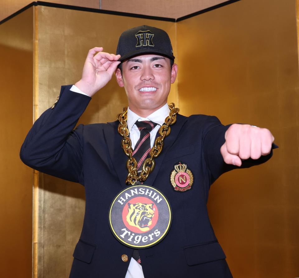 　仮契約を終え笑顔のドラフト２位指名の日大・谷端将伍（撮影・金田祐二）