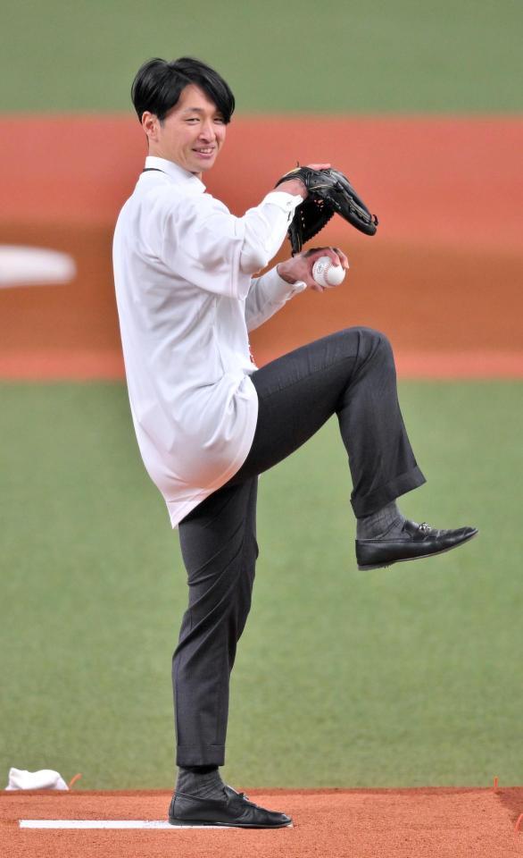 　始球式を務める近本