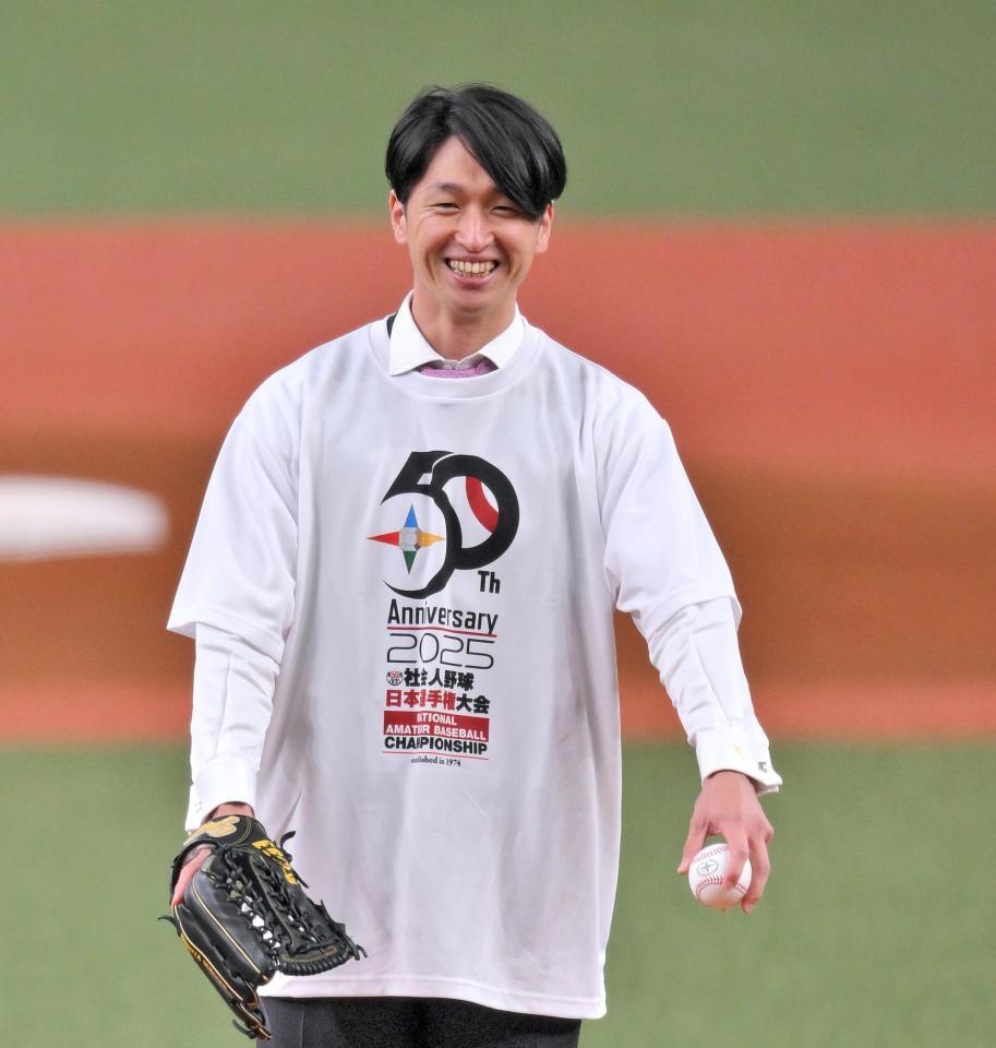 　笑顔で始球式に臨む近本