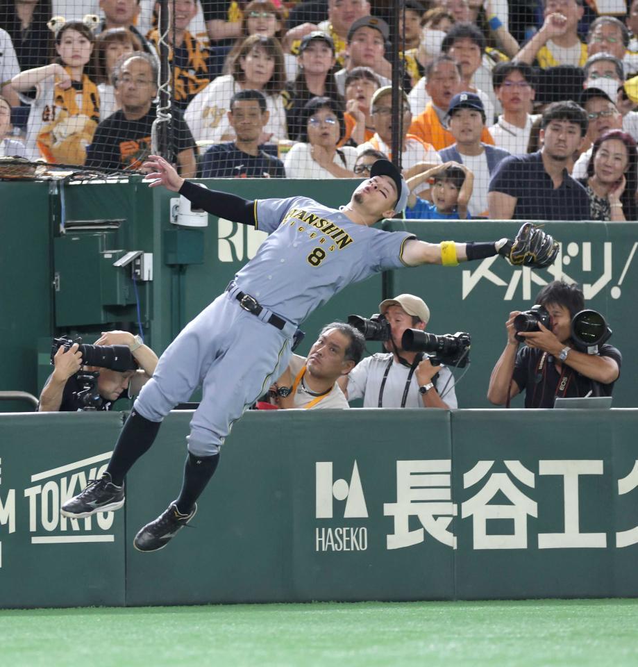 　リチャードの邪飛を好捕する佐藤輝＝８月