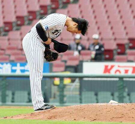 　登板前にマウンドに一礼する森木（撮影・市尻達拡）