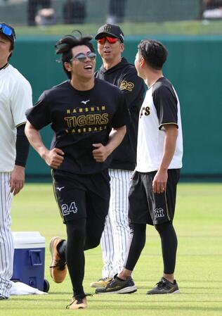　走り込む工藤を見る藤川監督（奥中央）＝撮影・北村雅宏