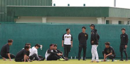 　走り終えた選手に語りかける藤川監督（右から３人目）＝撮影・北村雅宏