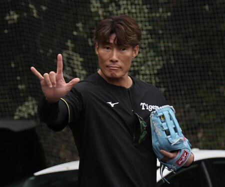 　球場入りする糸井ＳＡ（撮影・田中太一）