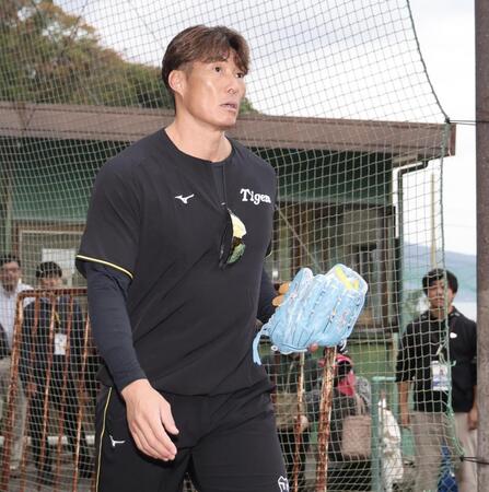 　球場入りする糸井ＳＡ（撮影・田中太一）