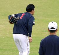 　背面キャッチをする森下（撮影・佐々木彰尚）