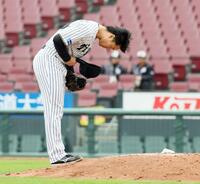 　登板前にマウンドに一礼する森木（撮影・市尻達拡）