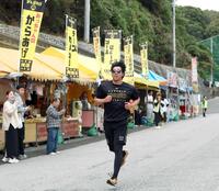 　クロスカントリーで球場の出店前を疾走する工藤