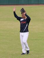 　背面キャッチに成功し喜ぶ森下（撮影・佐々木彰尚）