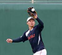 　センターの守備に就きボールを追う森下（撮影・立川洋一郎）