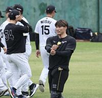 　体を動かす糸井ＳＡ（撮影・田中太一）