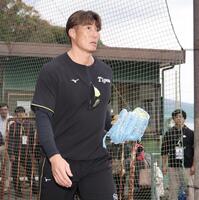 　球場入りする糸井ＳＡ（撮影・田中太一）