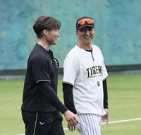 　糸井ＳＡ（左）と話しながら移動する藤川監督（撮影・田中太一）