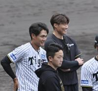 　西純（左）と話をする糸井ＳＡ（撮影・田中太一）