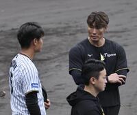 　西純（左）と話をする糸井ＳＡ（撮影・田中太一）