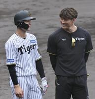 　小幡（左）と話をする糸井ＳＡ（撮影・田中太一）