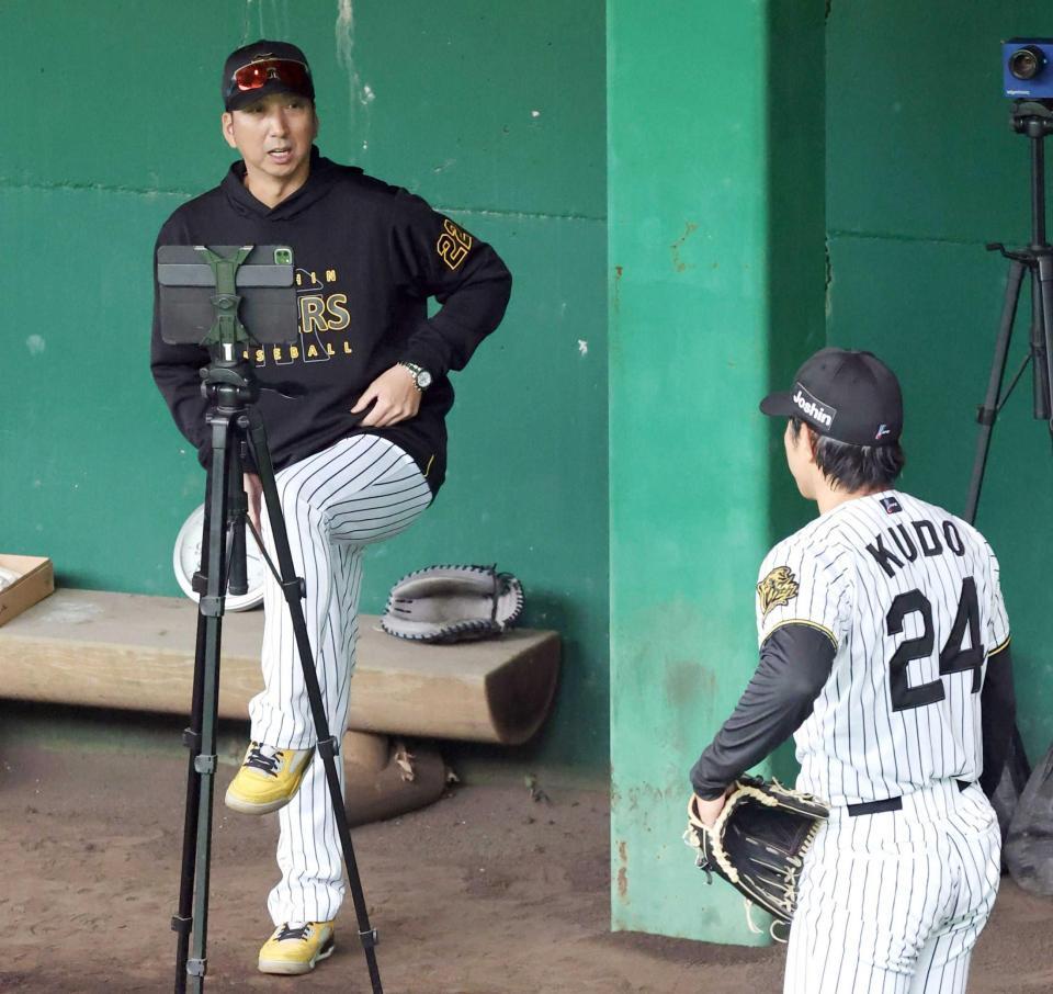 　工藤（右）にアドバイスする藤川監督